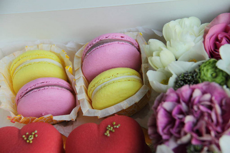 黄色的粉红色的杏仁饼，盒子里有红色的心蛋糕，有不同的花