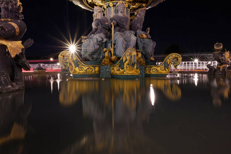 在协和广场的枫丹，它反映在法国巴黎的水上