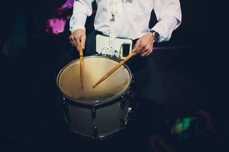 那个拿着鼓棒的家伙手里拿着鼓棒拿着鸡腿的年轻人一个留胡子的人手里