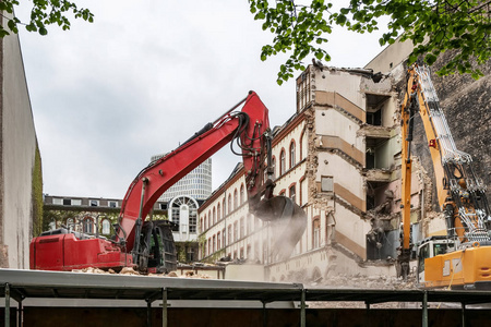 挖机拆除房屋重建在柏林德国.