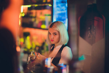 一个女孩的肖像在一个夜酒吧, 柜台后面