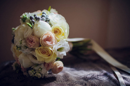 美丽的婚礼花束在新娘的手中。绣球花, 尤斯托马, 玫瑰在新娘花束