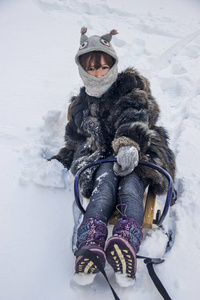 坐在雪橇上的小女孩