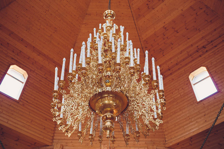 在大教堂基督教教会大青铜吊灯