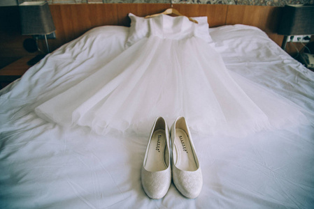 婚礼在床上穿裙子