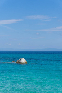 晴天海水自然背景。 阳光明媚的夏日的海景。