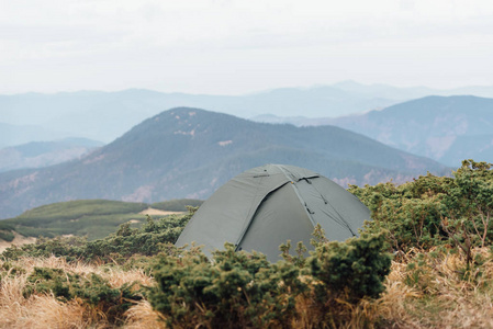 在山地旅游期间搭起帐篷