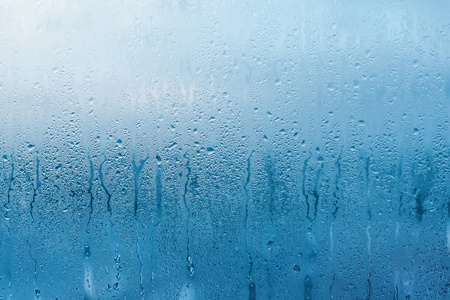 透明玻璃窗上的凝结. 水滴. 雨. 抽象背景纹理照片