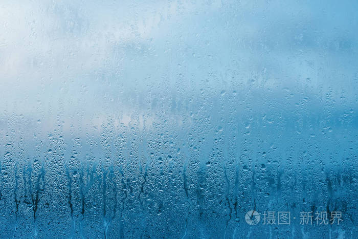 透明玻璃窗上的凝结水滴雨抽象背景纹理