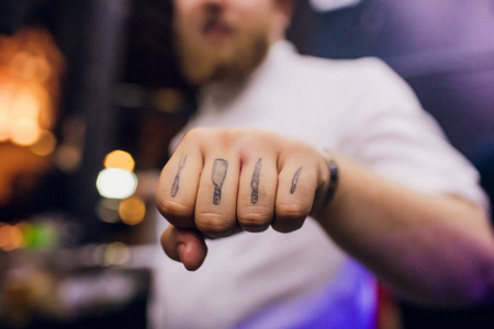 有选择的焦点厨师有一个纹身在他的手指上.餐具图案照片