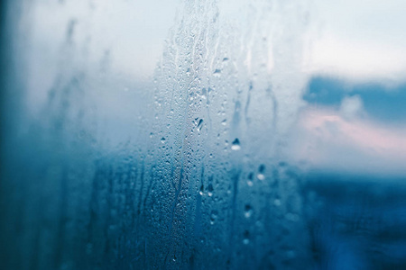 窗玻璃高空气湿度大滴滴。 天然水凝结的背景