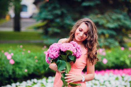 buyingflowers博客女孩拿着一束鲜花在花市.博客概念照片