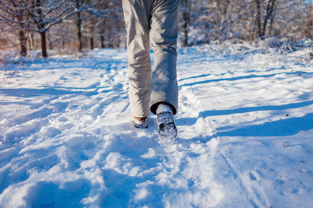 跑步运动员在冬天的森林里冲刺. 在寒冷的雪天在外面训练.