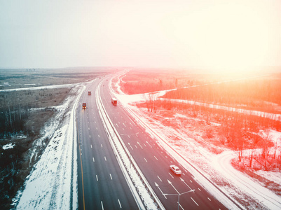 鸟图从无人机到冬季沥青高速公路或农村高速公路, 汽车和卡车交通开快车, 复制空间