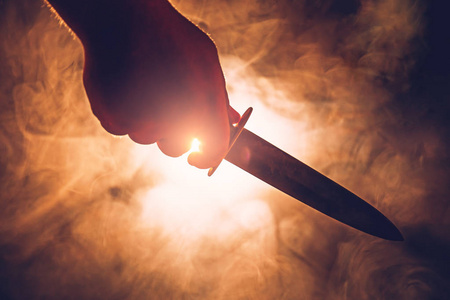 鬼武刀男性手持刀男性杀手或疯子概念的剪影照片