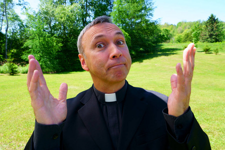 性格开朗的牧师图片