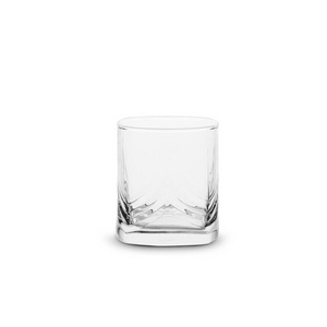 白色背景上的一个空威士忌玻璃
