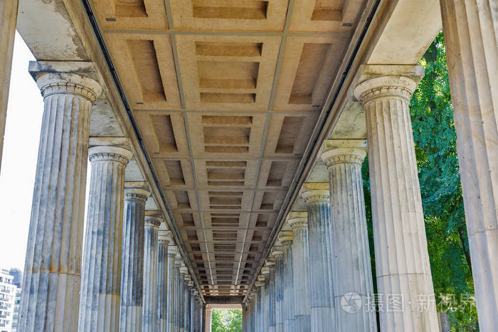 多里克柱在德国柏林博物馆岛上的阿尔特国家广场外的柱廊院里.