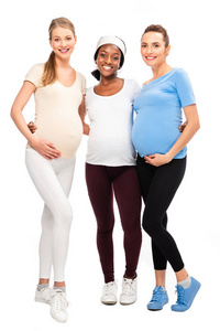 三名孕妇站着拥抱，被隔离在白色上