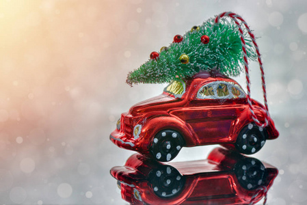 玩具车上的圣诞树。 圣诞节节日庆祝概念