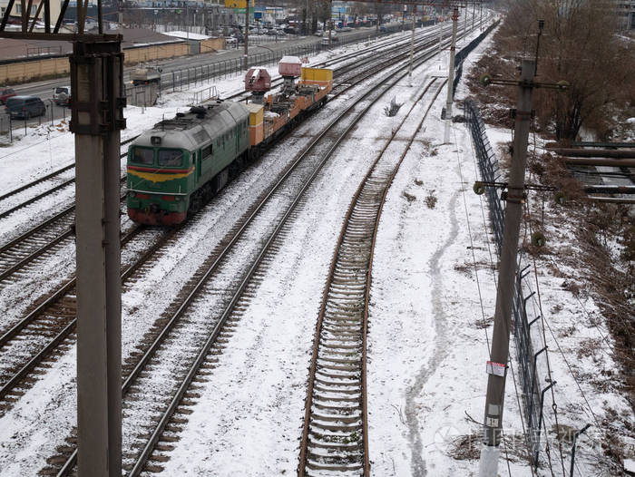 有重型设备的服务列车在铁路轨道上行驶。 从最高的室外冬季拍摄