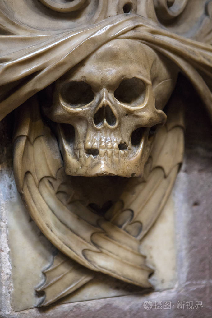 一个复杂的大理石头骨雕塑.