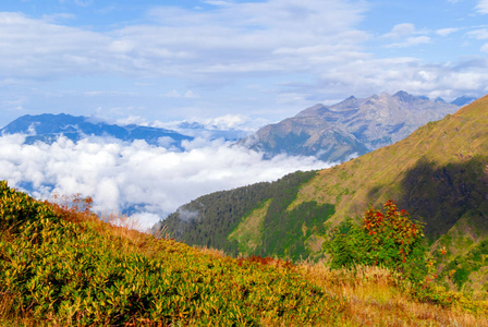 从山上看到的风景，在晴朗的一天，到隐藏在低云下的山谷