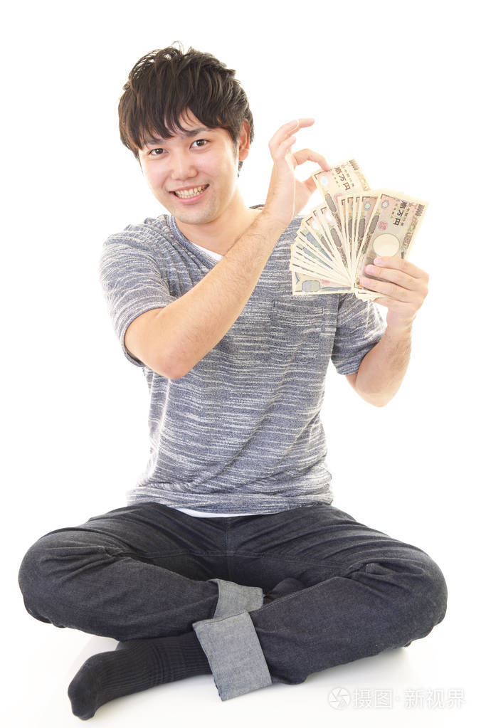 带着钱微笑的亚洲男人