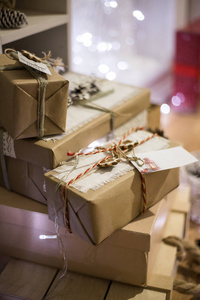 包裹包裹打包的框手工圣诞礼物用纸包裹.照片