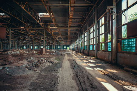 废弃工厂或仓库的废墟, 巨大的令人毛骨悚然和空旷的工业收缩
