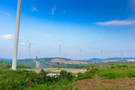 山上涡轮机的视图。 泰国Khao KhoPhetchabun电力生产用风车涡轮场。 电力和能源概念