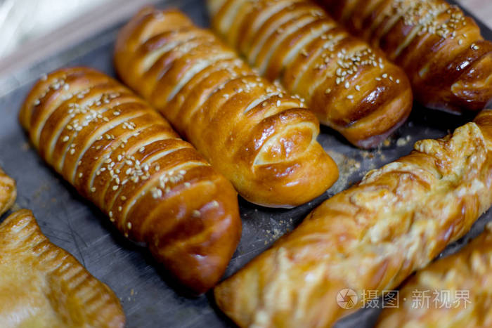 在现代面包店里的不同种类的糕点