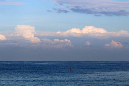 s sky depends on the time of day, time of year and main weather.