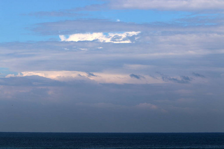 s sky depends on the time of day, time of year and main weather.