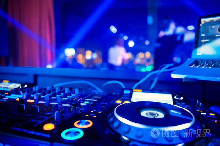 dj转盘控制台调音台控制与两只手在音乐会夜总会舞台.