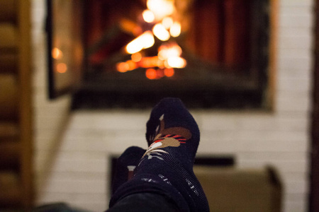 家里的壁炉里烧着木头。壁炉里着火了。冬季和圣诞节假期概念。