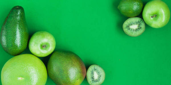 绿色各种夏季热带水果的创意背景。健身晚餐的食品理念, 以植物为基础的饮食, 节俭, 健康饮食