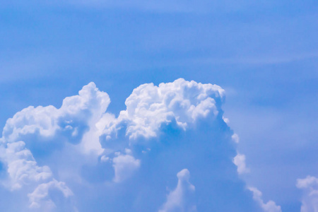 空气中的云在许多方面改变了形状.照片