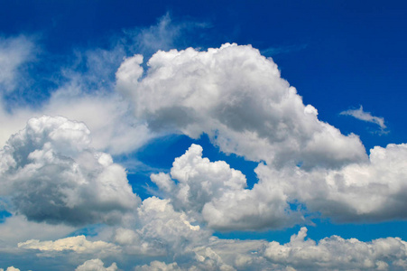 清亮蓝天背景美丽的云清亮的天空在夏日的晴朗的天空照片