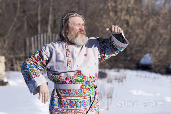 地球上春天的一天穿着美丽的国家彩绘衬衫的斯拉夫人