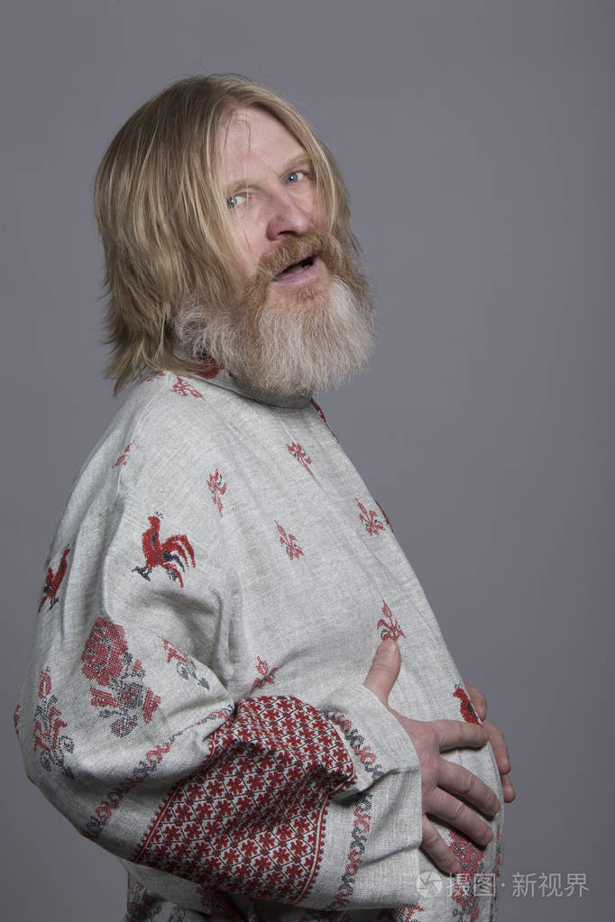 斯拉夫人穿着美丽的国家彩绘衬衫