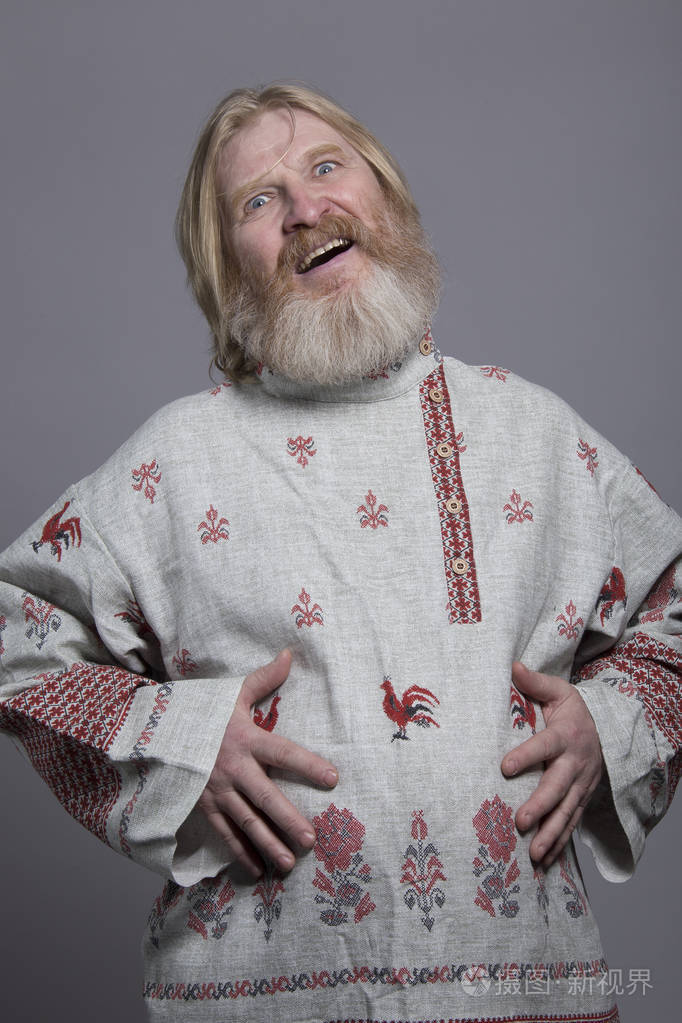 斯拉夫人穿着美丽的国家彩绘衬衫