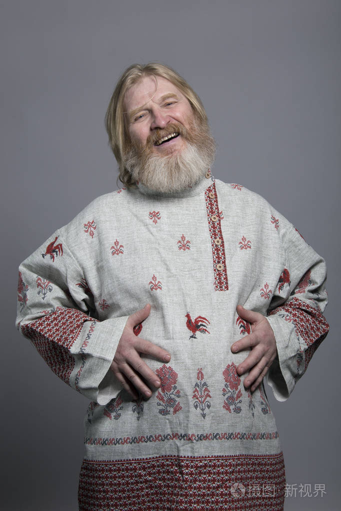 斯拉夫人穿着美丽的国家彩绘衬衫