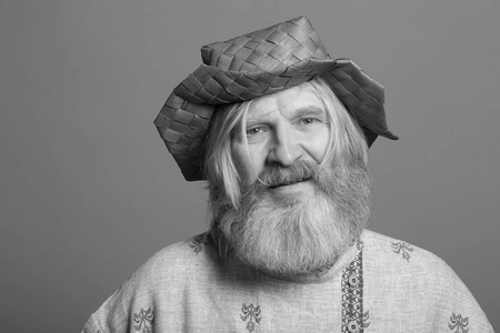 斯拉夫长胡子的人，穿着一件漂亮的彩绘衬衫和一顶桦树皮帽子