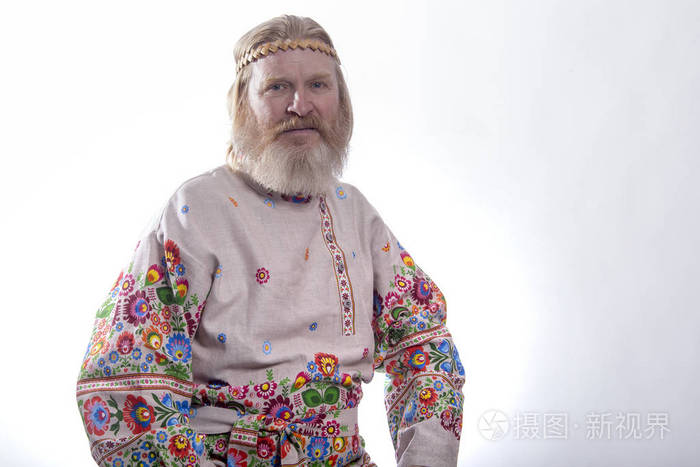 斯拉夫人穿着美丽的国家彩绘衬衫照片-正版商用图片14zav0-摄图新视界
