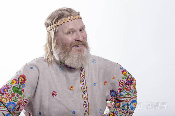 斯拉夫人穿着美丽的国家彩绘衬衫照片-正版商用图片14zav1-摄图新视界