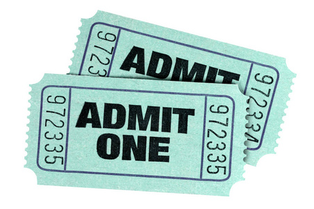 两个绿色承认一张电影票孤立在白色背景。
