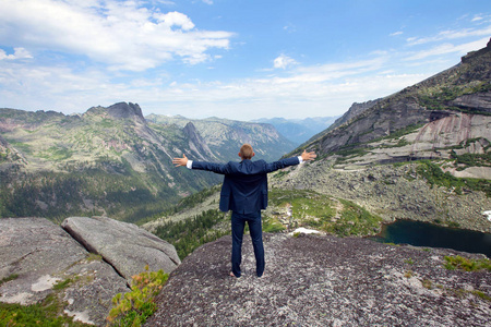阳光照在山顶上图片