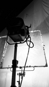 大工作室的黑白图像继续LED灯，用于视频或电影制作，在专业的坚固钢脚架和PROM上拍摄或设置导演框架