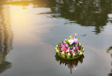 洛伊克拉通节日，克拉通漂浮在池塘中宽恕女神恒河在泰国庆祝节日。